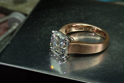 Asscher-cut solitaire platinum setting and brushed rose gold band, side view