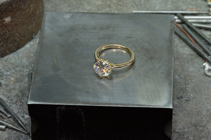 Round diamond solitaire in 18k yellow gold with beaded detailing