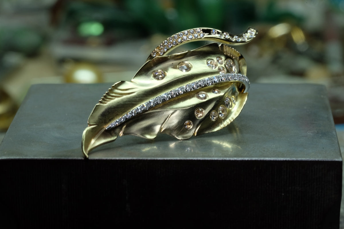 Feather-inspired 18k yellow gold ring with diamonds, front view