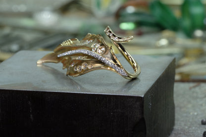 Feather-inspired 18k yellow gold ring with diamonds, side profile