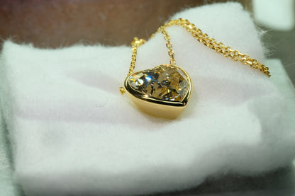 Yellow diamond heart pendant in 18k yellow gold, side profile